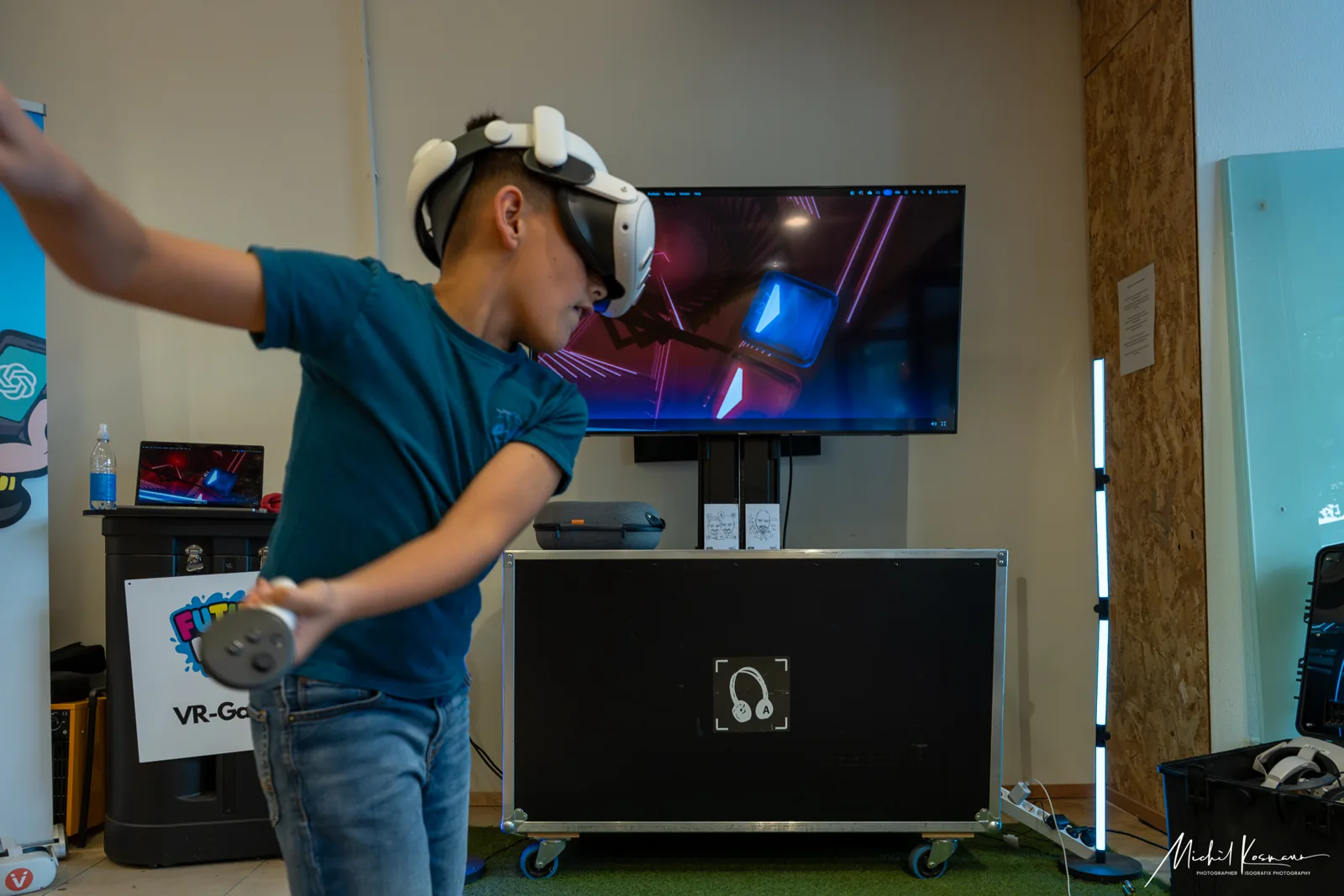 Kind verkent een virtuele wereld met een VR-bril