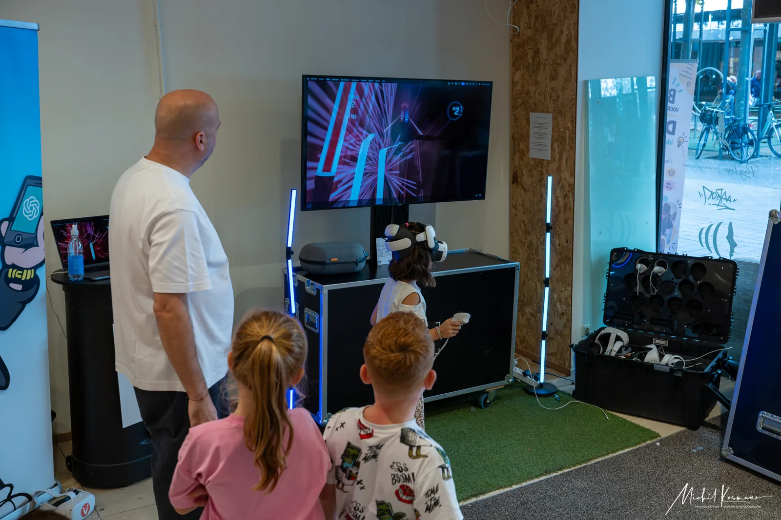 Kinderen volgen een demonstratie bij de VR-ruimte